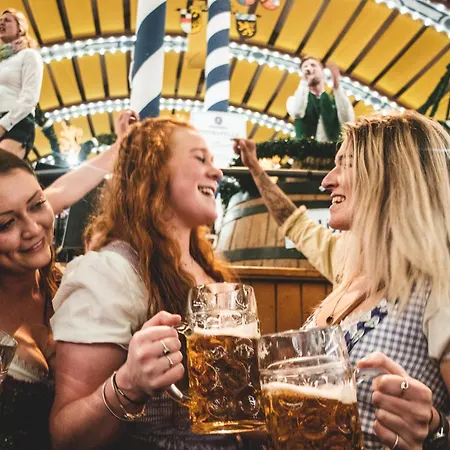 אתר קמפינג Oktoberfest Bavarian Village Breakfast & Beer Included מינכן