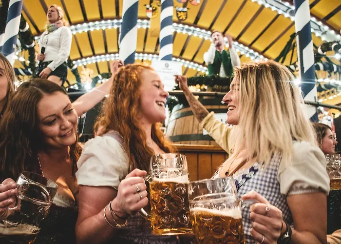 אתר קמפינג Original Bavarian Oktoberfest Village Breakfast & Beer Included מינכן